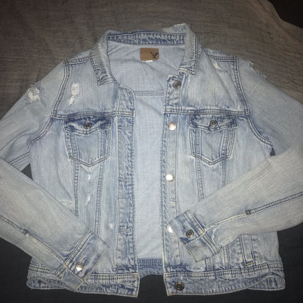 Women’s American eagle distressed jean jacket